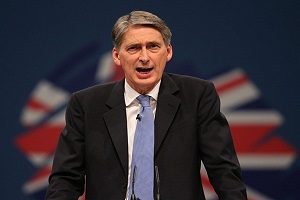 der leiter des schatzamtes, philip hammond, hielt eine rede