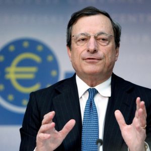 el jefe del bce, mario draghi, dio un discurso. la economía de la eurozona está creciendo.